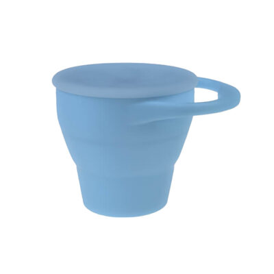 Poeder blauw-kleurige opvouwbare siliconen Snack Cup met deksel, speciaal ontworpen voor kleine handjes en ideaal voor onderweg. Antiknoei-ontwerp houdt snacks binnen, zelfs bij omdraaien.