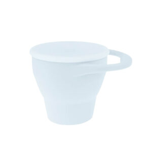 IJs grijs-kleurige opvouwbare siliconen Snack Cup met deksel, speciaal ontworpen voor kleine handjes en ideaal voor onderweg. Antiknoei-ontwerp houdt snacks binnen, zelfs bij omdraaien.