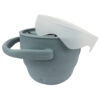 Blauw-kleurige opvouwbare siliconen Snack Cup met deksel, speciaal ontworpen voor kleine handjes en ideaal voor onderweg. Antiknoei-ontwerp houdt snacks binnen, zelfs bij omdraaien.