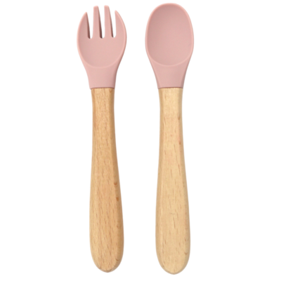 Poeder roze siliconen lepel en vork voor kinderen, met ergonomisch handvat voor goede grip. Ideaal voor baby's en peuters om zelfstandig te leren eten.