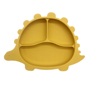 Mango-geel silicone dinobord met zuignap, ideaal voor baby's en peuters om zelfstandig te leren eten. Met vakjes om smaken apart te houden en een deksel voor eenvoudig opbergen.