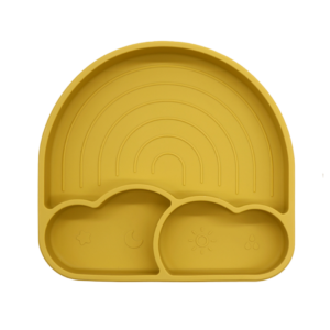 Mango-gele silicone regenboogbord met zuignap, ideaal voor baby's en peuters om zelfstandig te leren eten. Met vakjes om smaken apart te houden en een deksel voor eenvoudig opbergen.