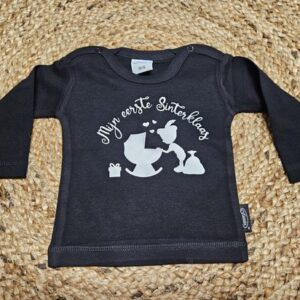 Longsleeve Mijn Eerste Sinterklaas met wieg-afbeelding in zwart of wit, maat 56 t/m 92.
